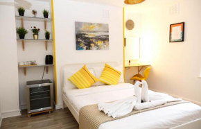 Stylish Rooms 1-Minute Walk to Camden Town Metro, Shops, Cafes, Bars & Restaurants with Shared Bathrooms